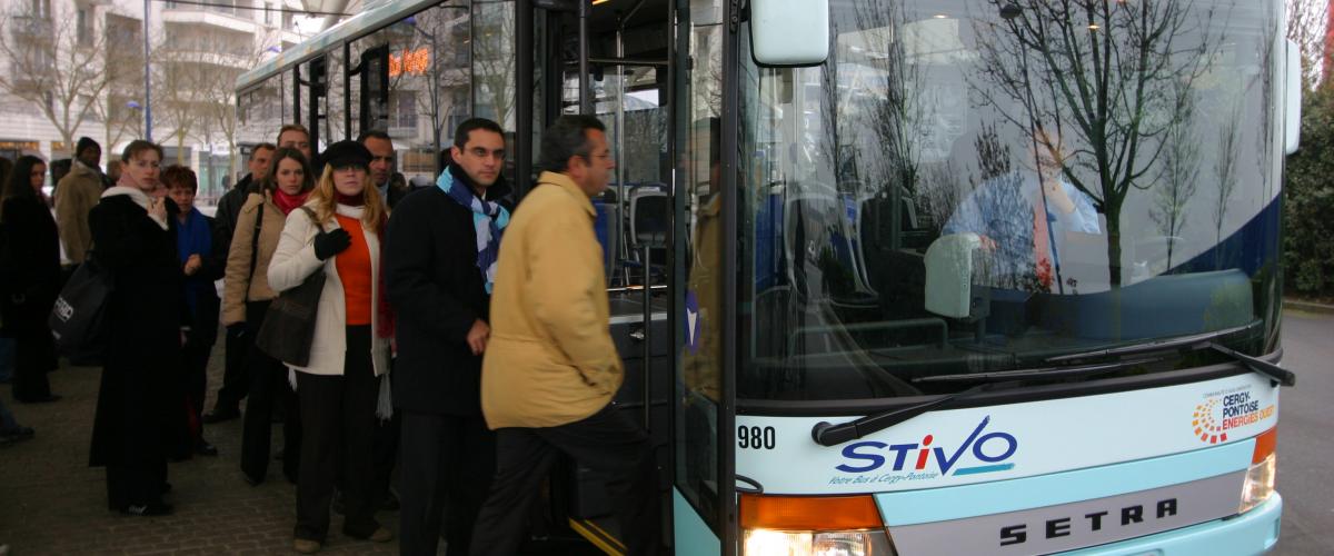 En gare de Cergy-le-Haut, le bus STIVO en mobilité